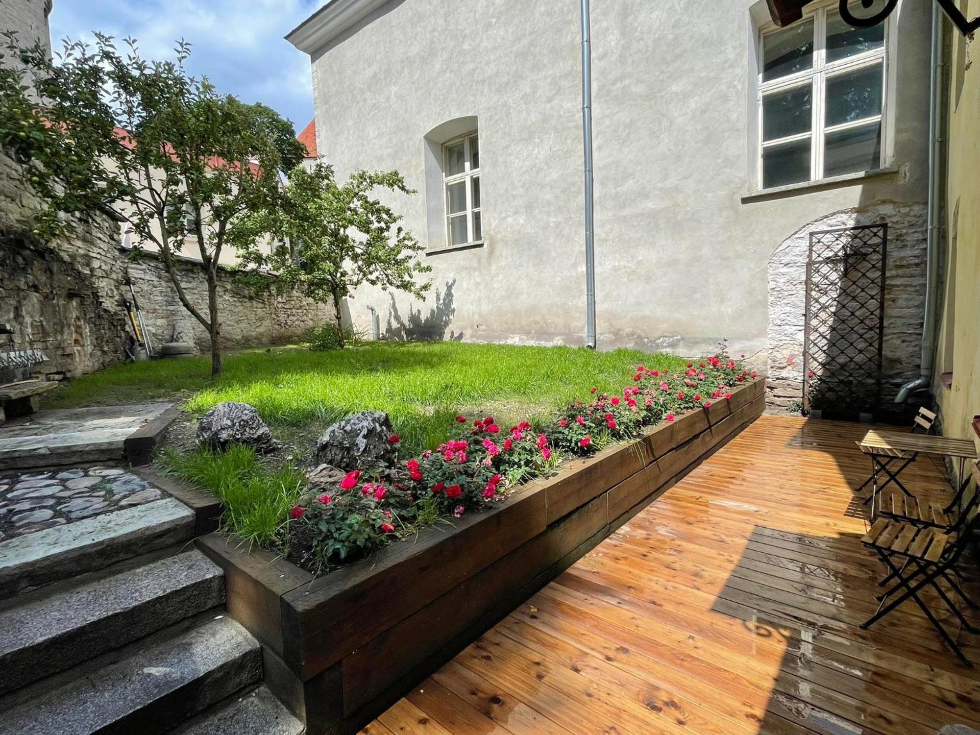 Historic Apartment With Private Garden In Old Town Tallinn Eksteriør billede